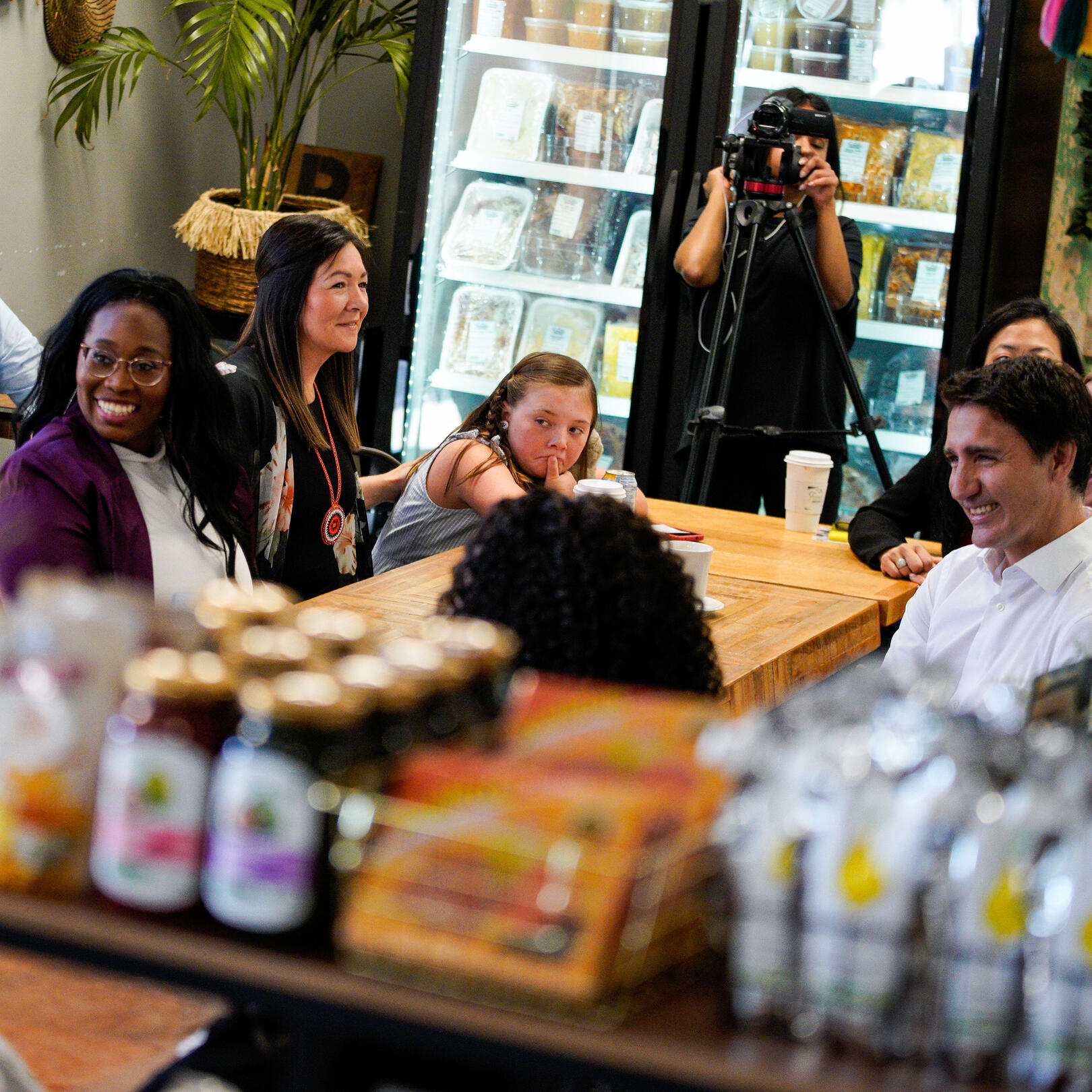 Tanya Hayles with PM Trudeau Tanya Hayles sitting at kitchen table across from former Prime Minister Justin Trudeau at roundtable discussion about the national childcare plan.